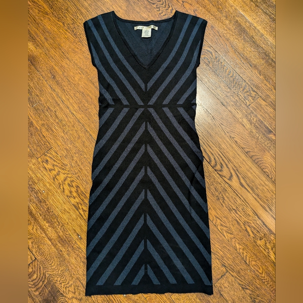 Max Studio v-neck knit sheath dress sz s